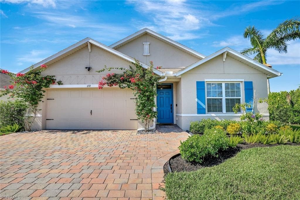 692 Hadley St E, Naples, FL 34104-2