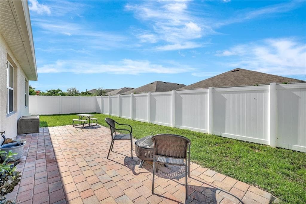 692 Hadley St E, Naples, FL 34104-30