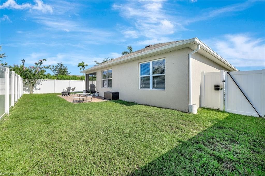 692 Hadley St E, Naples, FL 34104-32