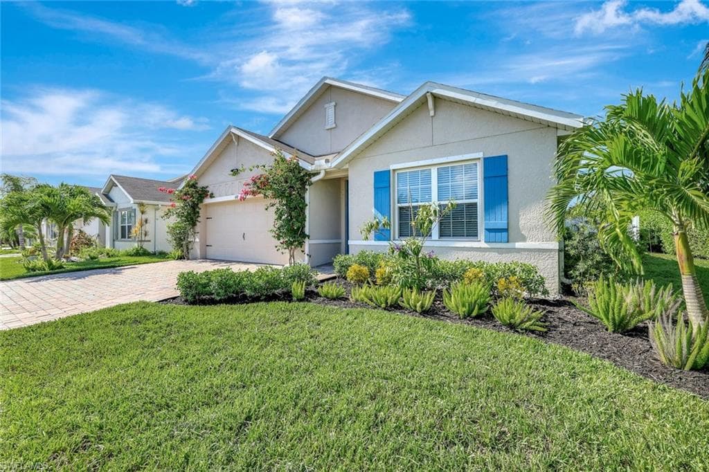 692 Hadley St E, Naples, FL 34104-3
