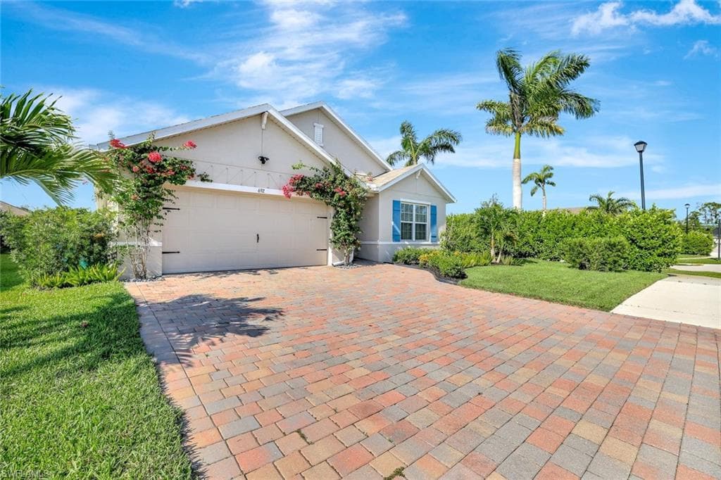 692 Hadley St E, Naples, FL 34104-4