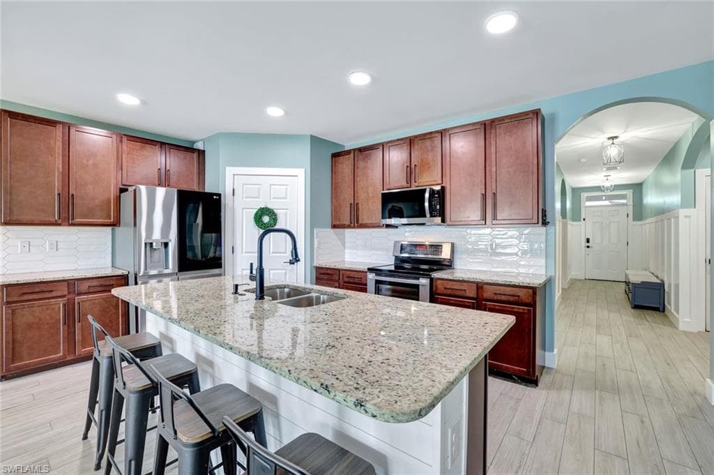 692 Hadley St E, Naples, FL 34104-5