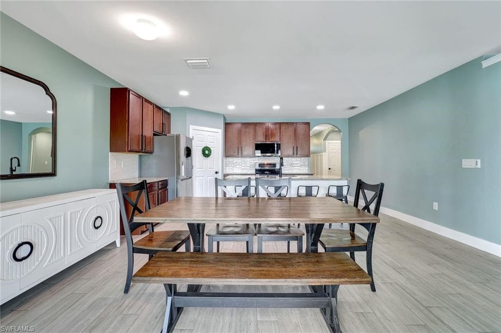 692 Hadley St E, Naples, FL 34104-7
