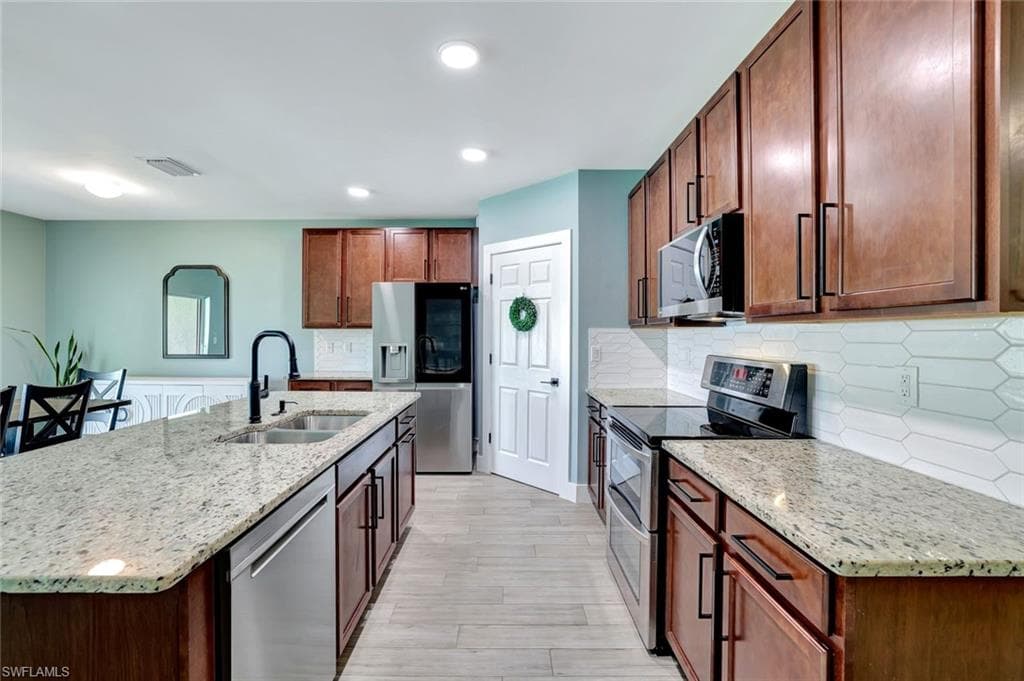 692 Hadley St E, Naples, FL 34104-8