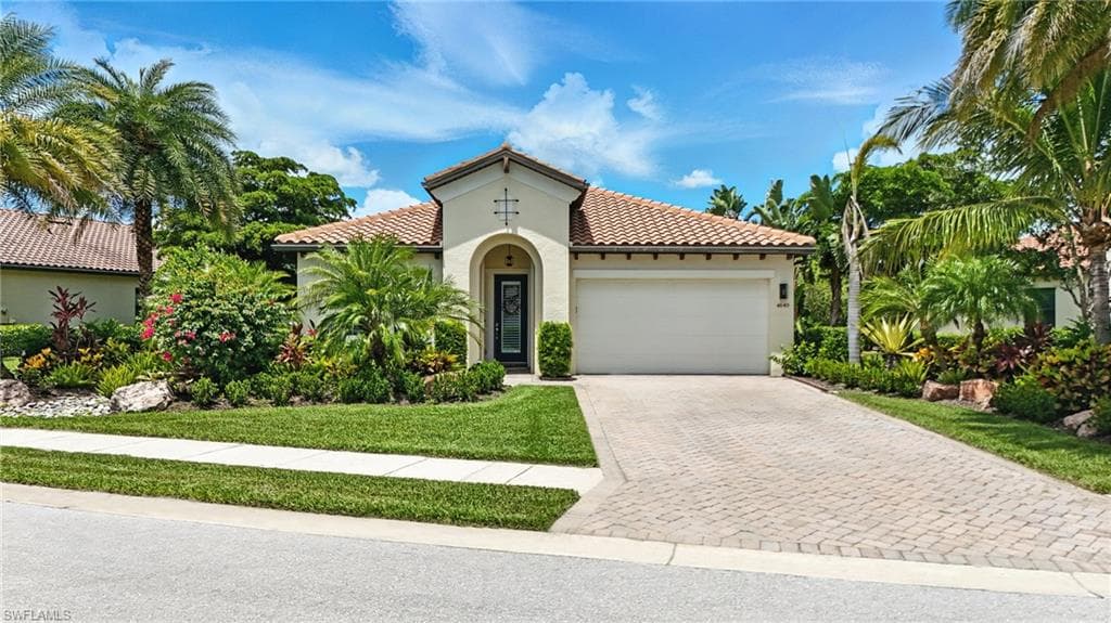 4649 Abaca Cir, Naples, FL 34119-1