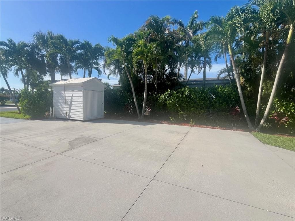 1021 Silver Lakes Blvd, Naples, FL 34114-4