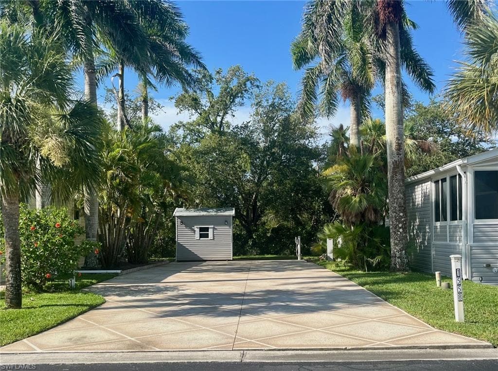 1558 Diamond Lake Cir, Naples, FL 34114-2
