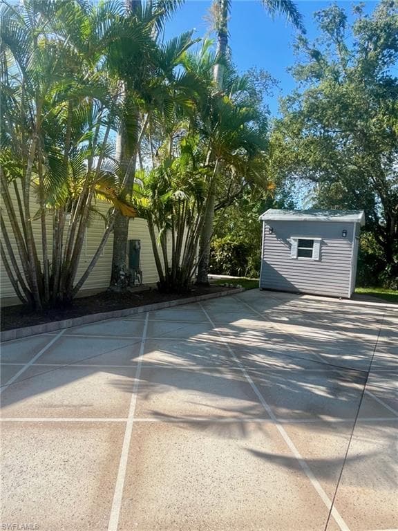 1558 Diamond Lake Cir, Naples, FL 34114-4