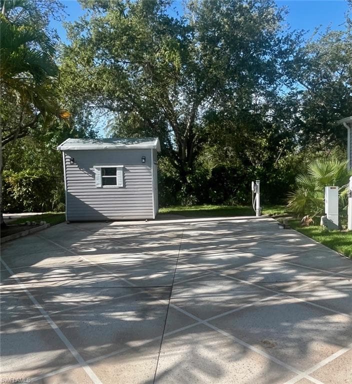 1558 Diamond Lake Cir, Naples, FL 34114-5