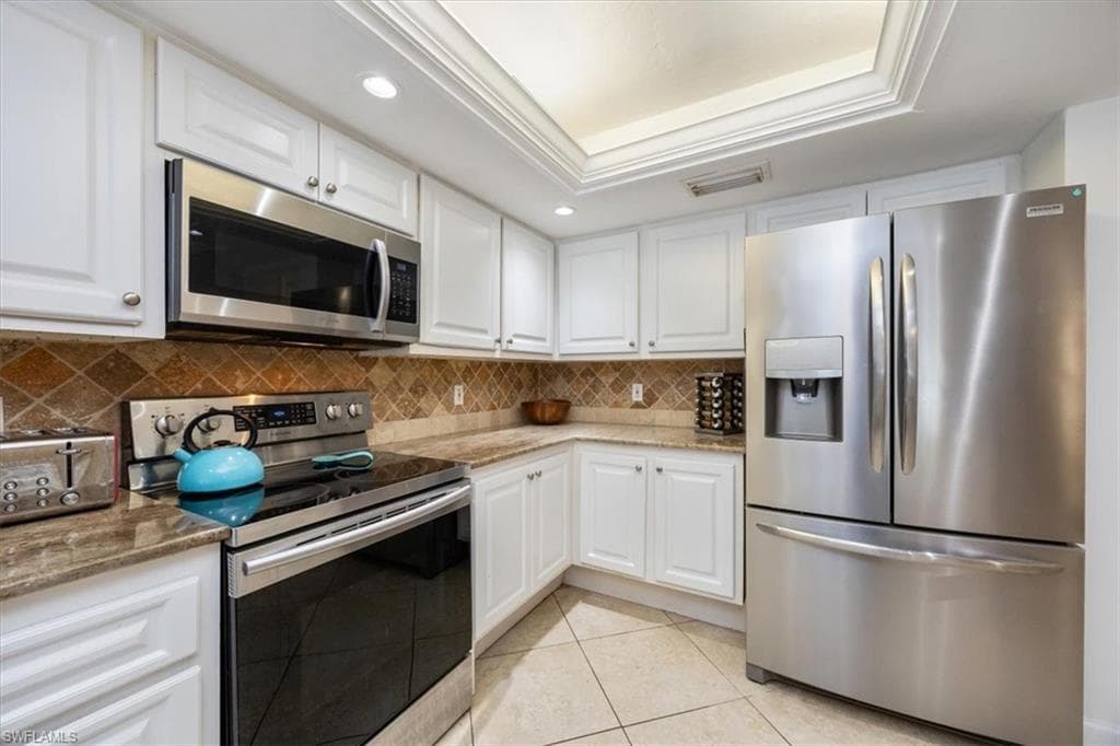 389 Country Club Ln, Naples, FL 34110-9