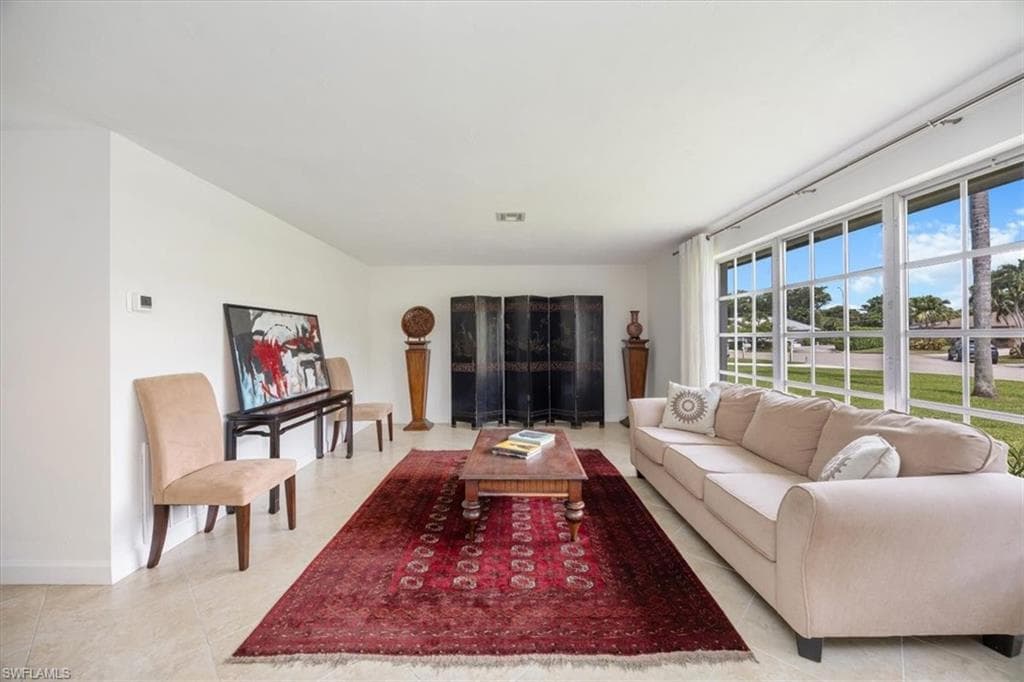389 Country Club Ln, Naples, FL 34110-15