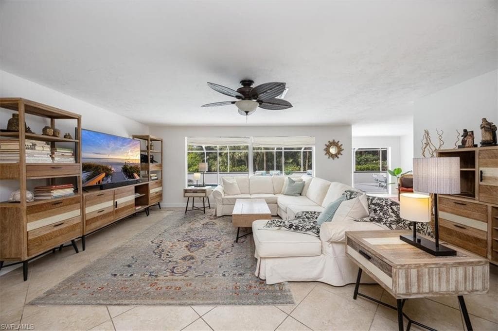 389 Country Club Ln, Naples, FL 34110-3