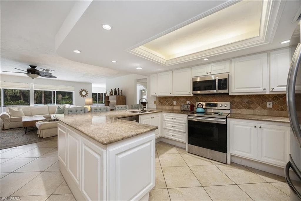 389 Country Club Ln, Naples, FL 34110-7