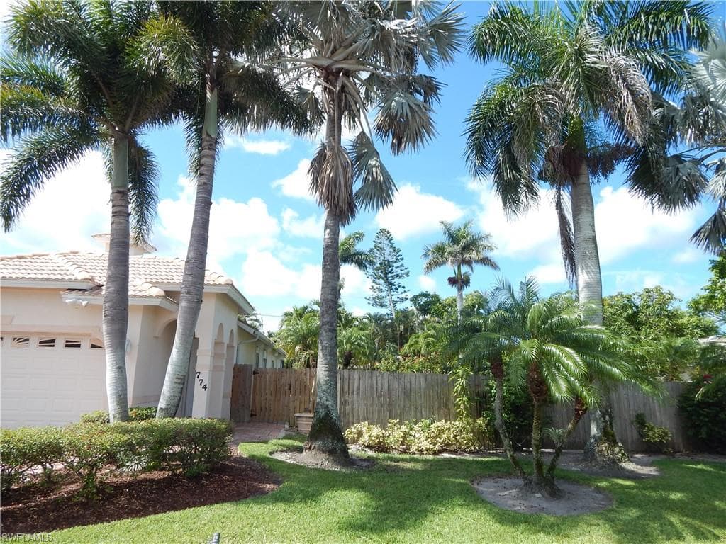 774 105th Ave N, Naples, FL 34108-4