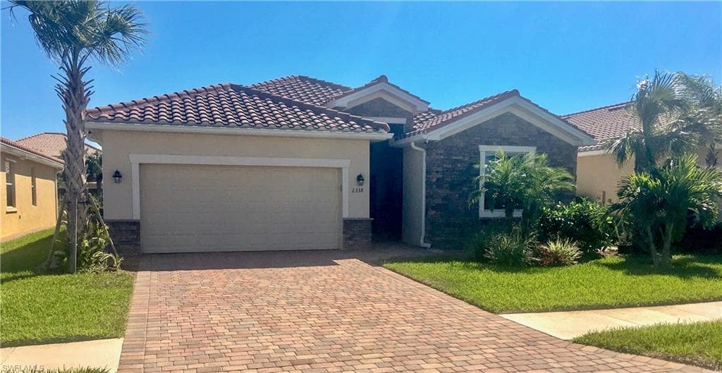 2338 Heydon Cir E, Naples, FL 34120-4