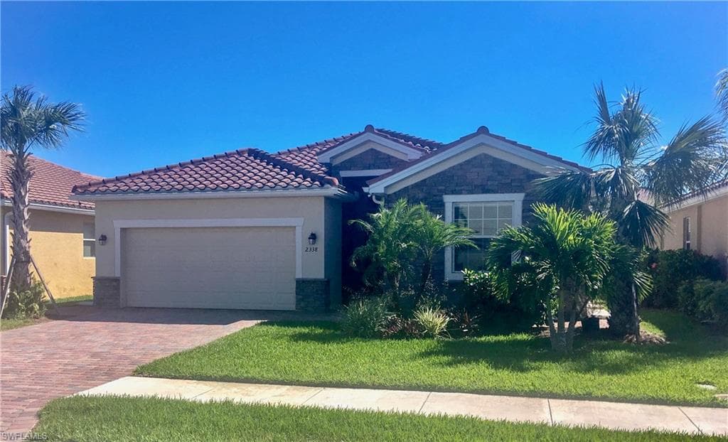 2338 Heydon Cir E, Naples, FL 34120-5