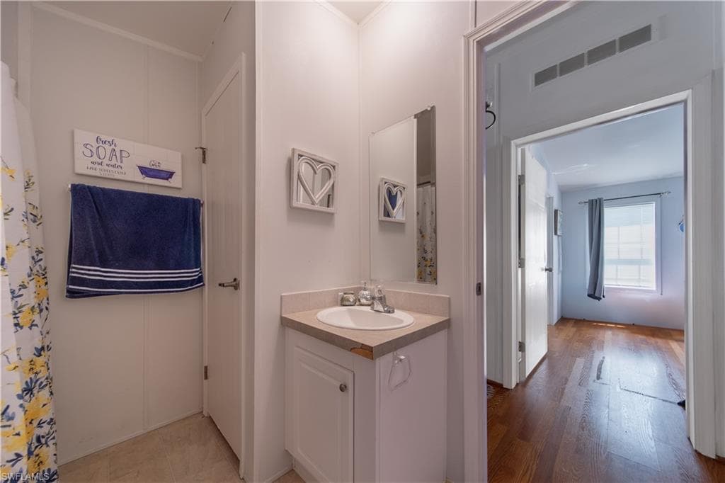 433 Riviera Blvd W, Naples, FL 34112-20