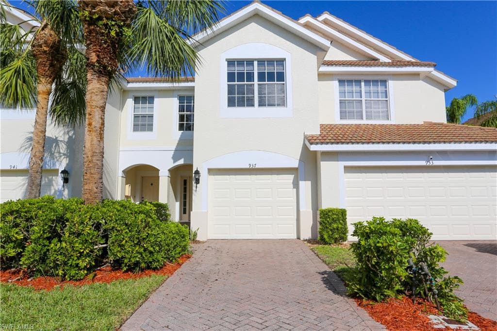 937 Hampton Cir, Naples, FL 34105-2
