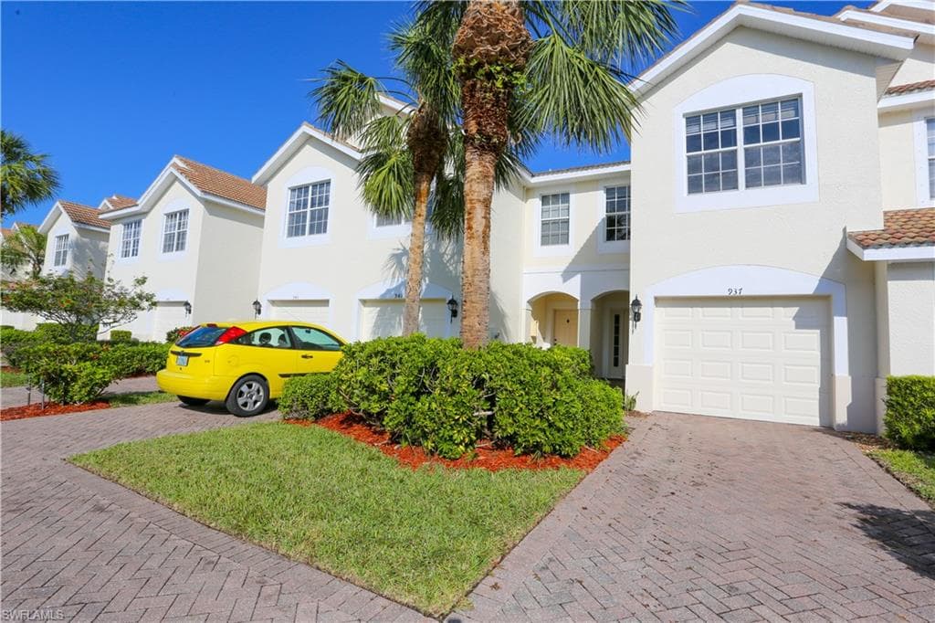 937 Hampton Cir, Naples, FL 34105-3