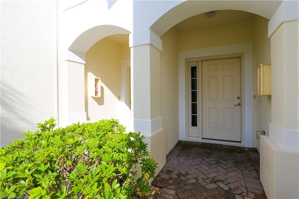 937 Hampton Cir, Naples, FL 34105-5