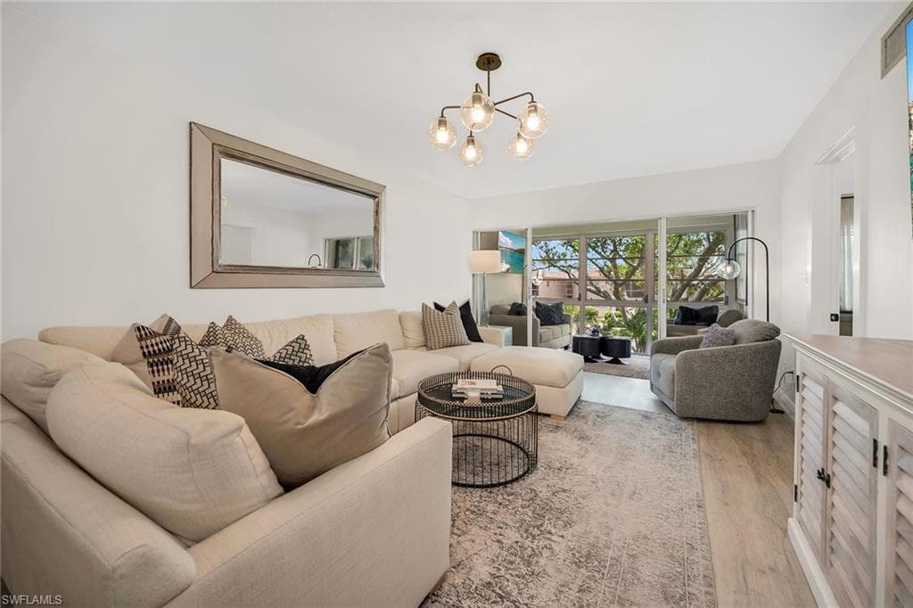 290 Banyan Blvd 290, Naples, FL 34102-12