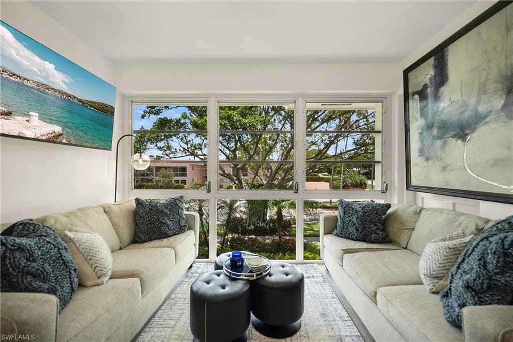 290 Banyan Blvd 290, Naples, FL 34102-15