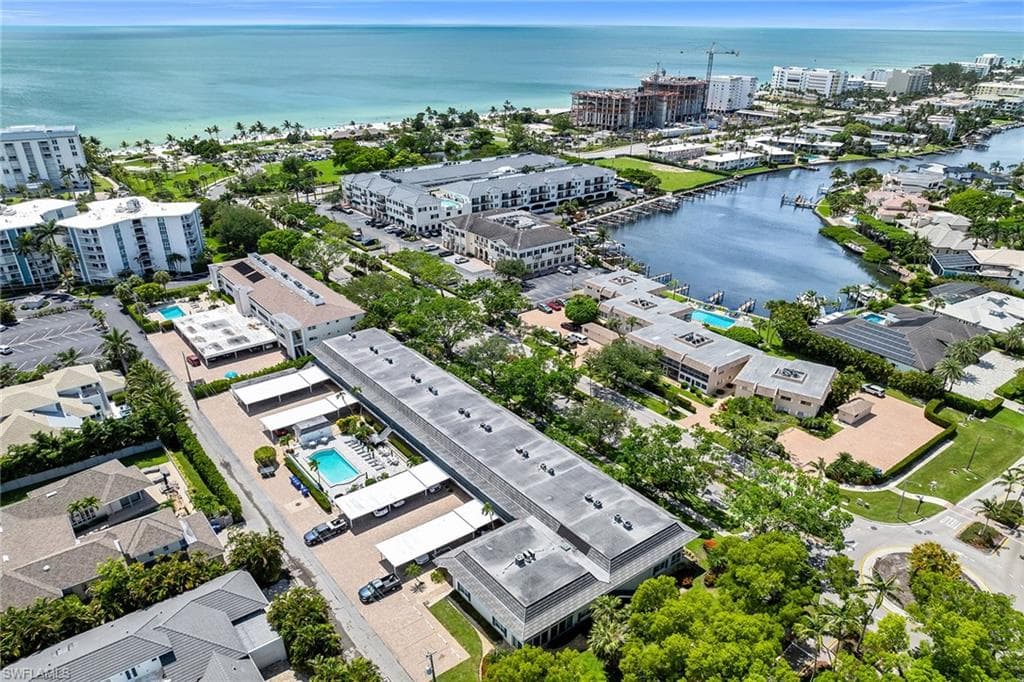 290 Banyan Blvd 290, Naples, FL 34102-1