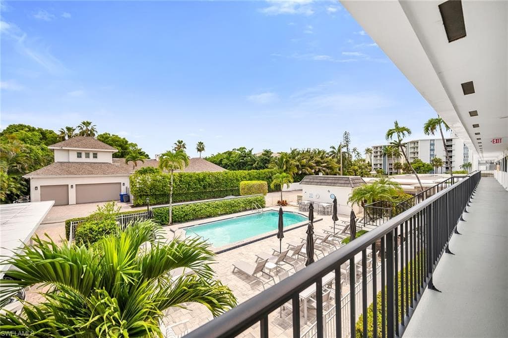 290 Banyan Blvd 290, Naples, FL 34102-27