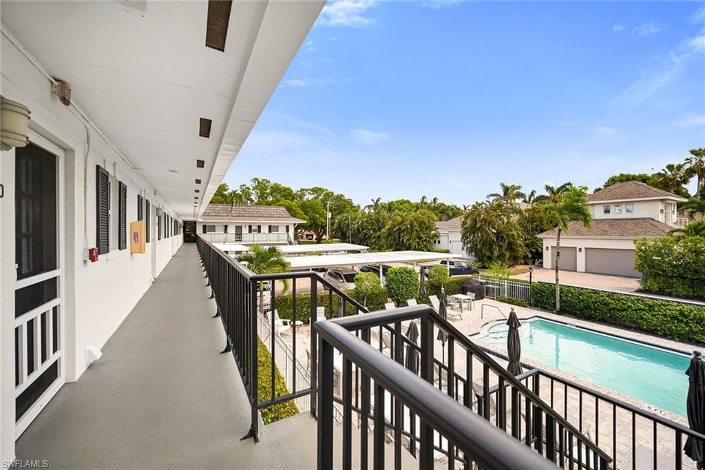290 Banyan Blvd 290, Naples, FL 34102-28