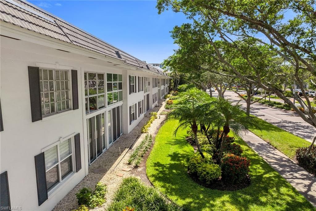 290 Banyan Blvd 290, Naples, FL 34102-29