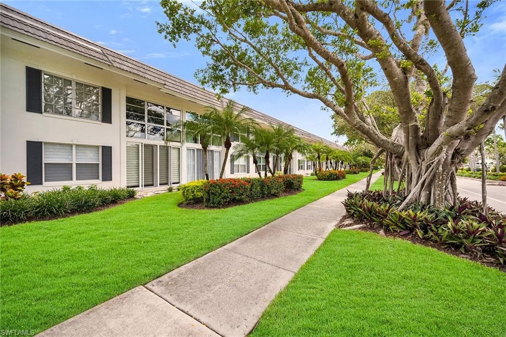 290 Banyan Blvd 290, Naples, FL 34102-31
