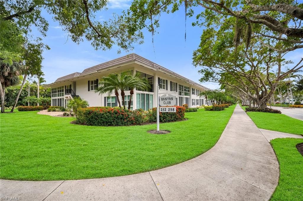 290 Banyan Blvd 290, Naples, FL 34102-33