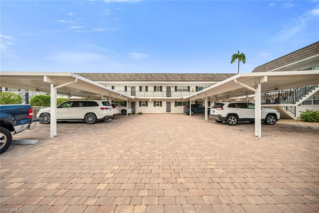 290 Banyan Blvd 290, Naples, FL 34102-35