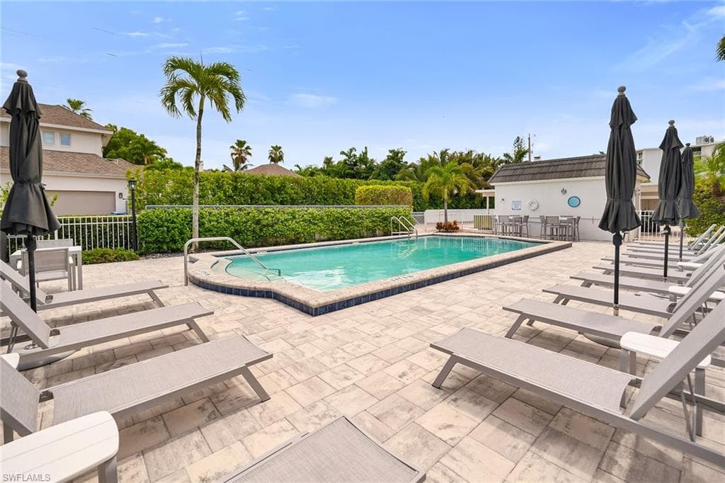290 Banyan Blvd 290, Naples, FL 34102-37