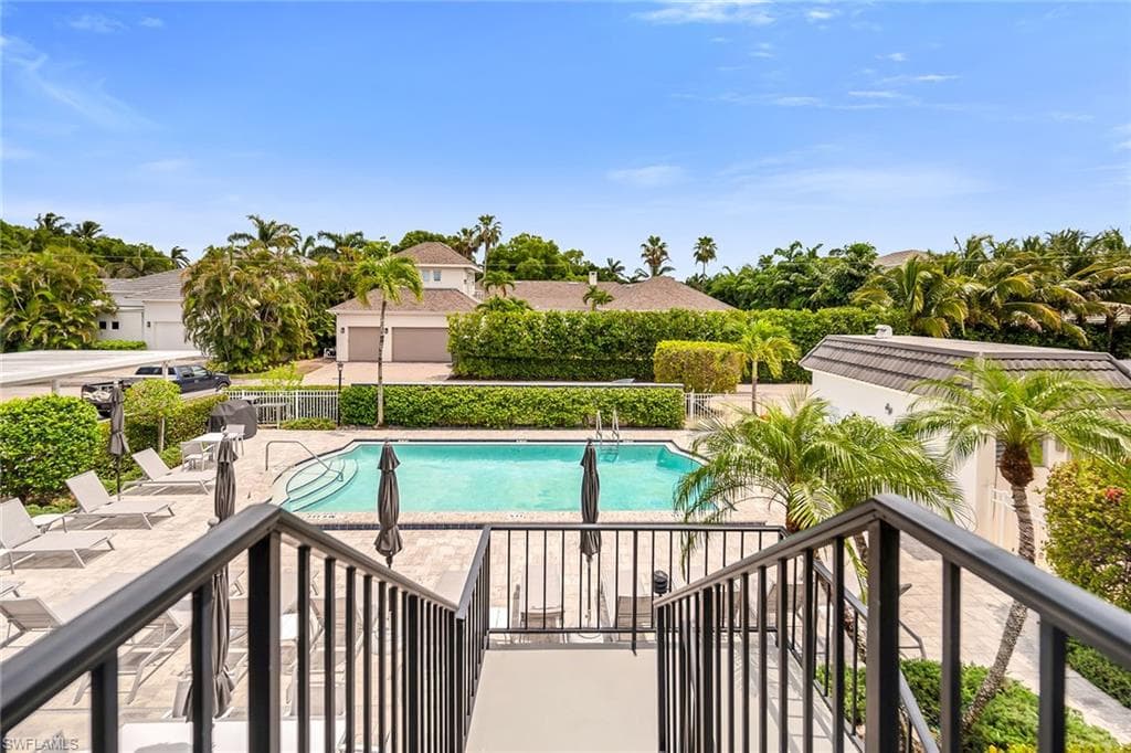 290 Banyan Blvd 290, Naples, FL 34102-41