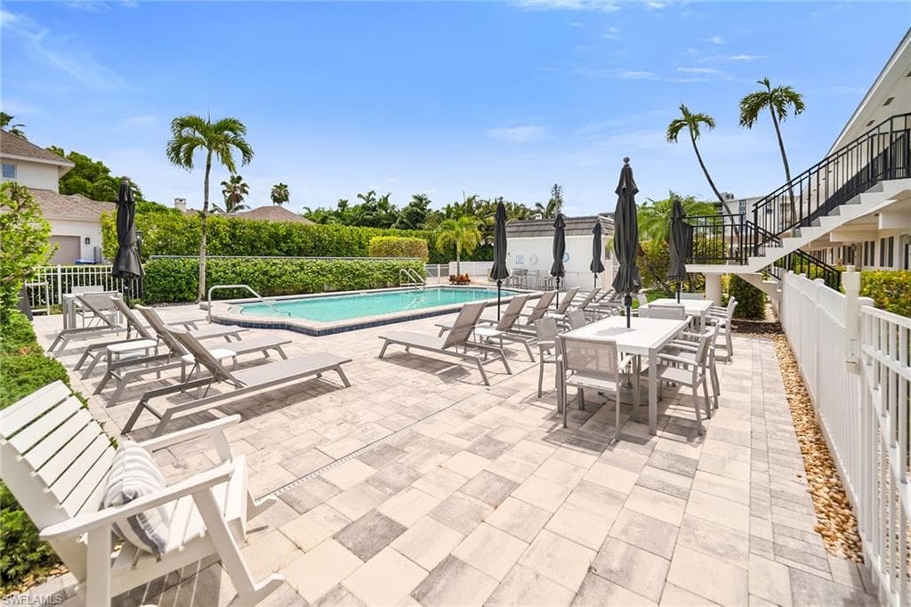 290 Banyan Blvd 290, Naples, FL 34102-42