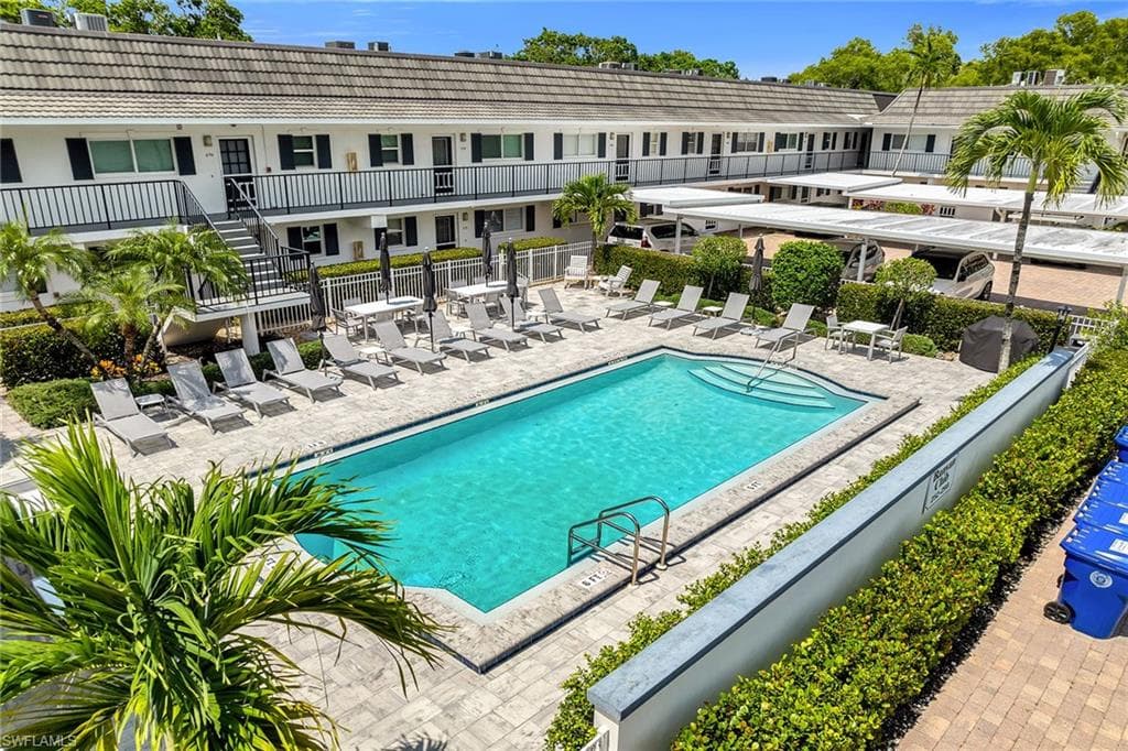 290 Banyan Blvd 290, Naples, FL 34102-44