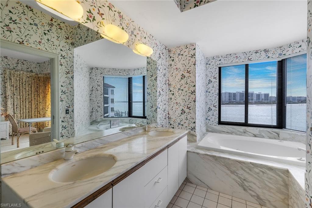 210 La Peninsula Blvd 210, Naples, FL 34113-15