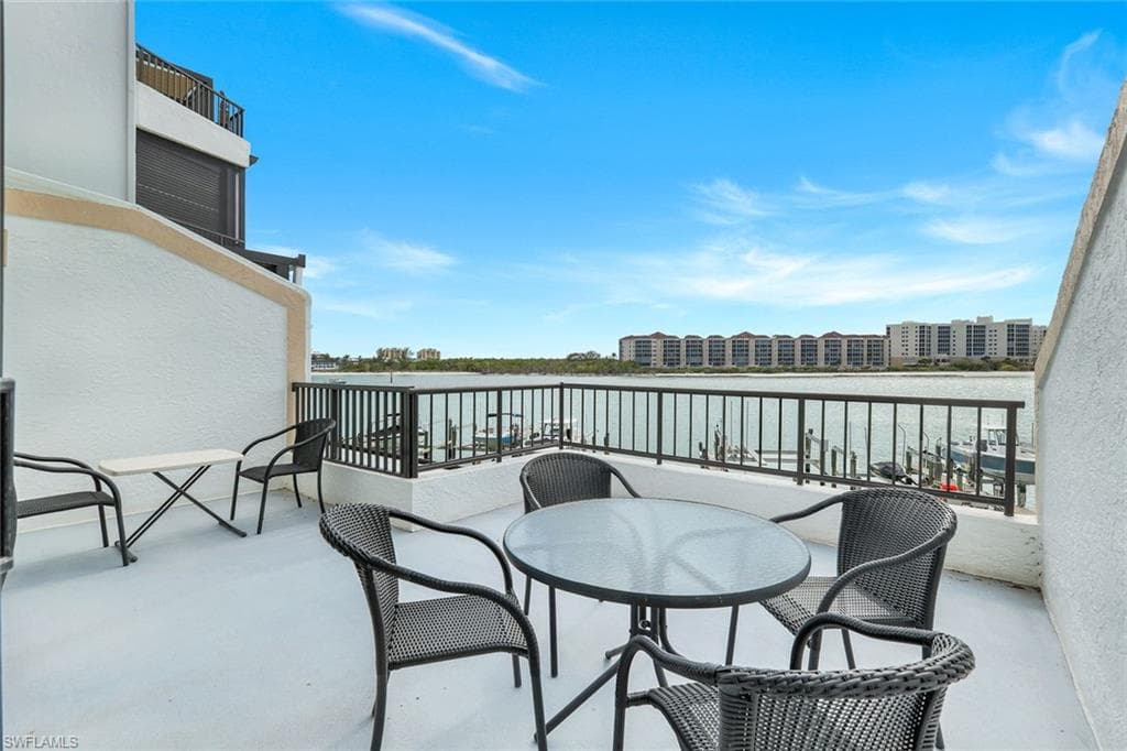 210 La Peninsula Blvd 210, Naples, FL 34113-18