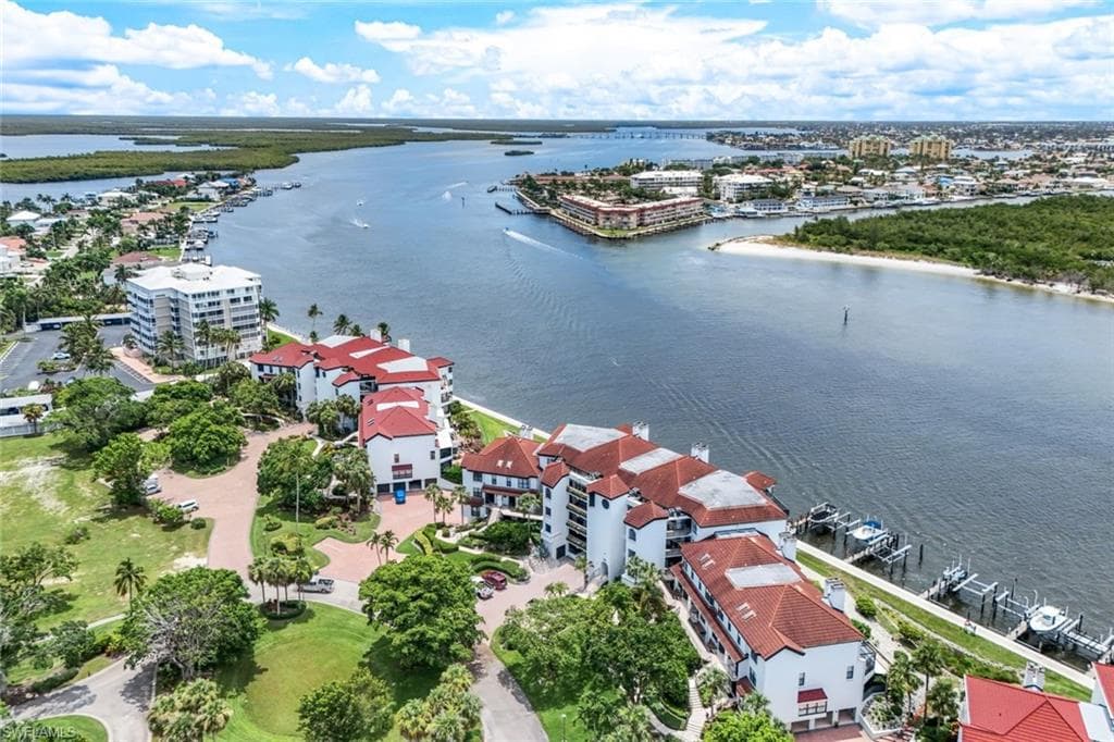 210 La Peninsula Blvd 210, Naples, FL 34113-5