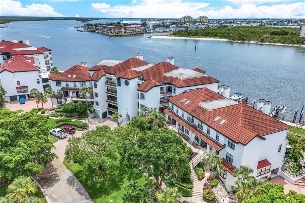 210 La Peninsula Blvd 210, Naples, FL 34113-7