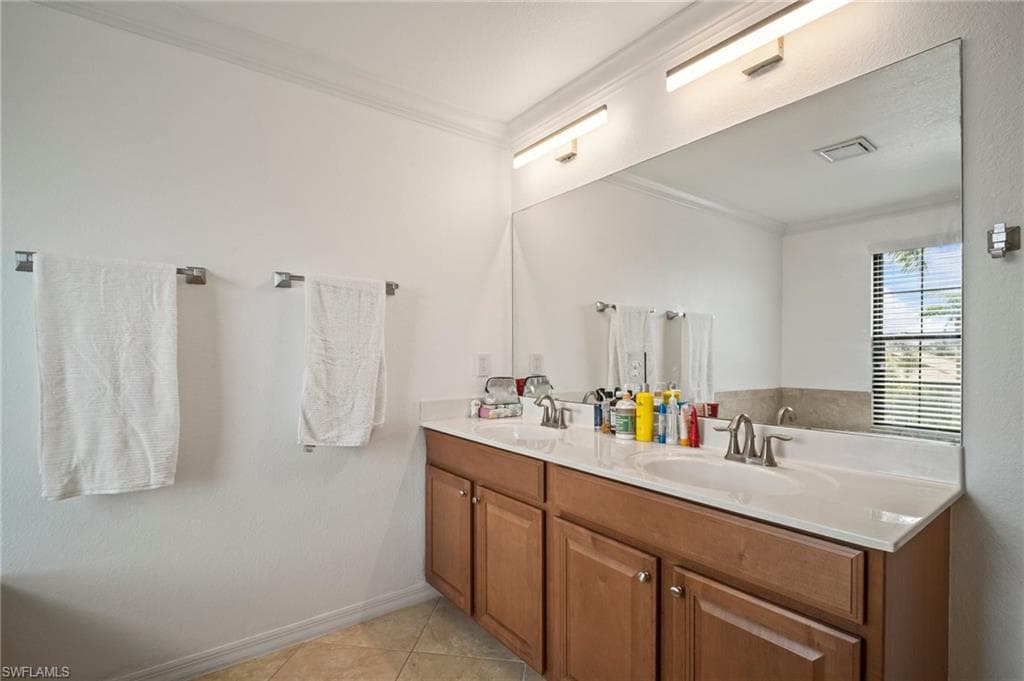 10289 Templeton Ln, Fort Myers, FL 33913-32