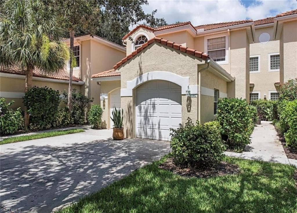 65 Silver Oaks Cir 102, Naples, FL 34119-4