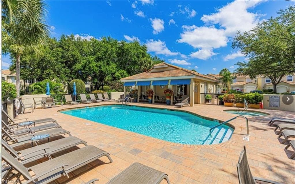 65 Silver Oaks Cir 102, Naples, FL 34119-7