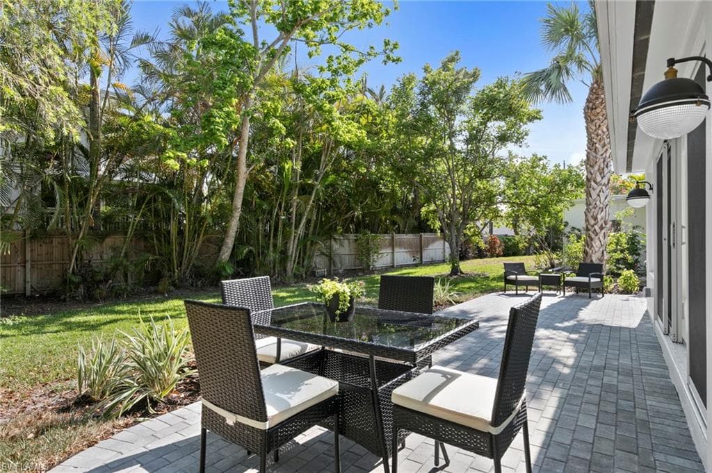 17 Knights Bridge Rd, Naples, FL 34112-20