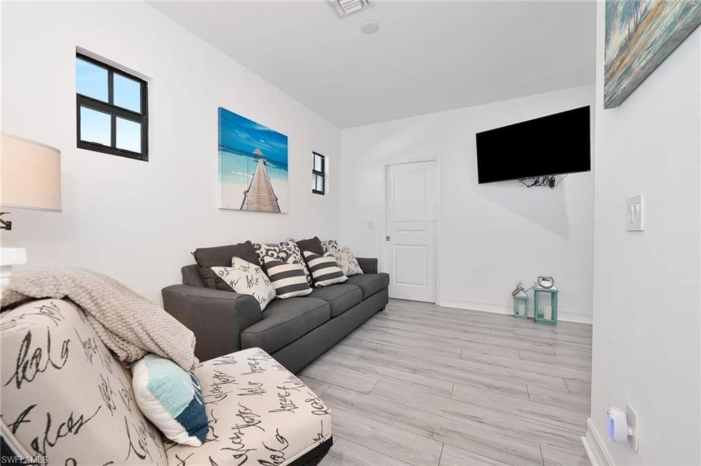 7504 Carnegie Way, Naples, FL 34119-10