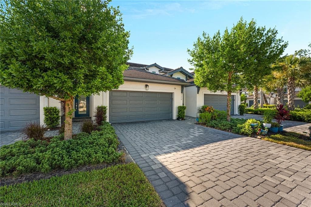 7504 Carnegie Way, Naples, FL 34119-2
