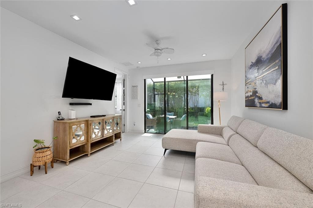 7504 Carnegie Way, Naples, FL 34119-4