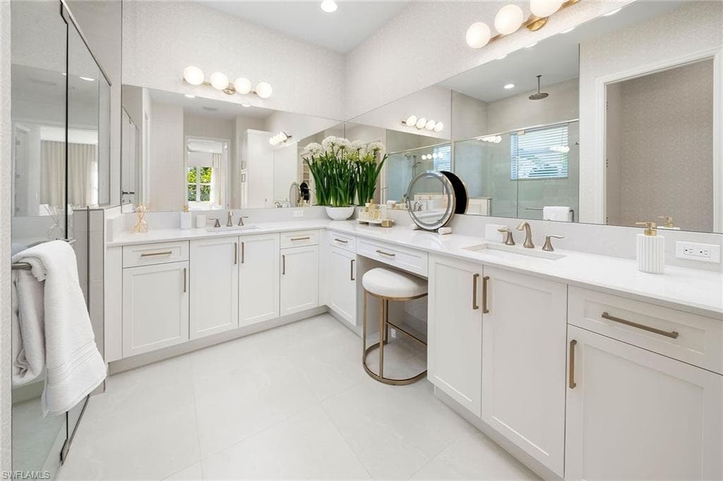 2586 Kingfisher Dr, Naples, FL 34112-9