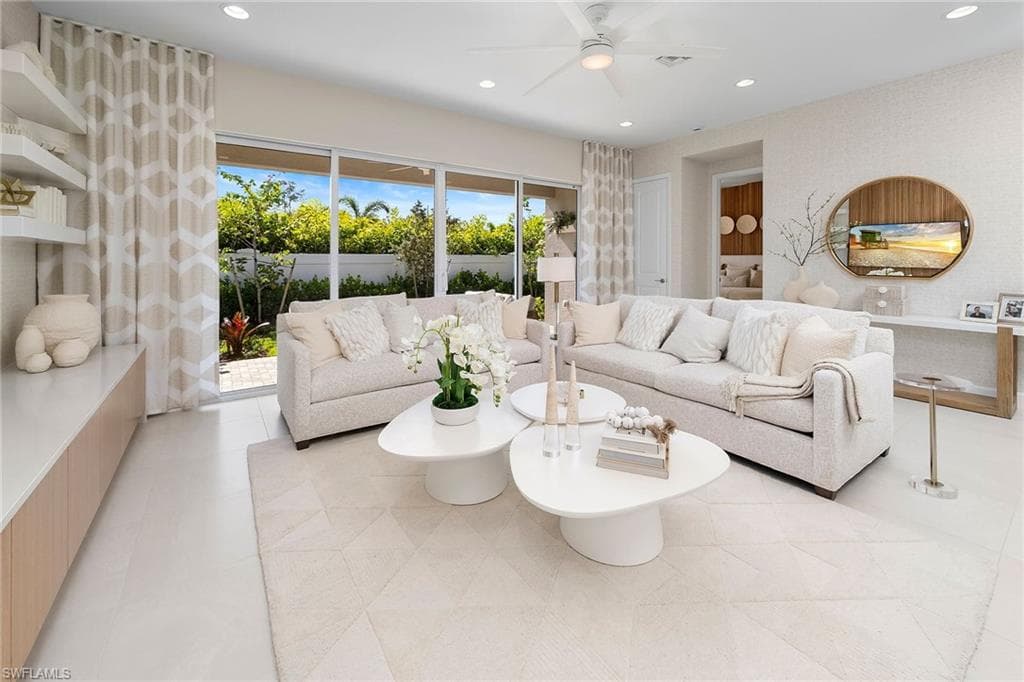 2586 Kingfisher Dr, Naples, FL 34112-3